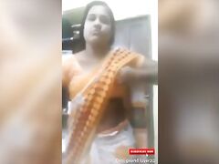Indian bhabhi exposing herself in saree