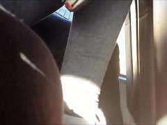 Teenyarsch mit Leggins im Bus