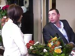 The young brunette lets herself be sodomized by the mechanic